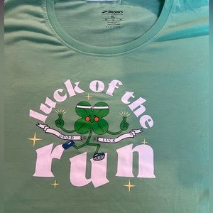 Brooks Luck of the Run Shirt NWOT 🍀